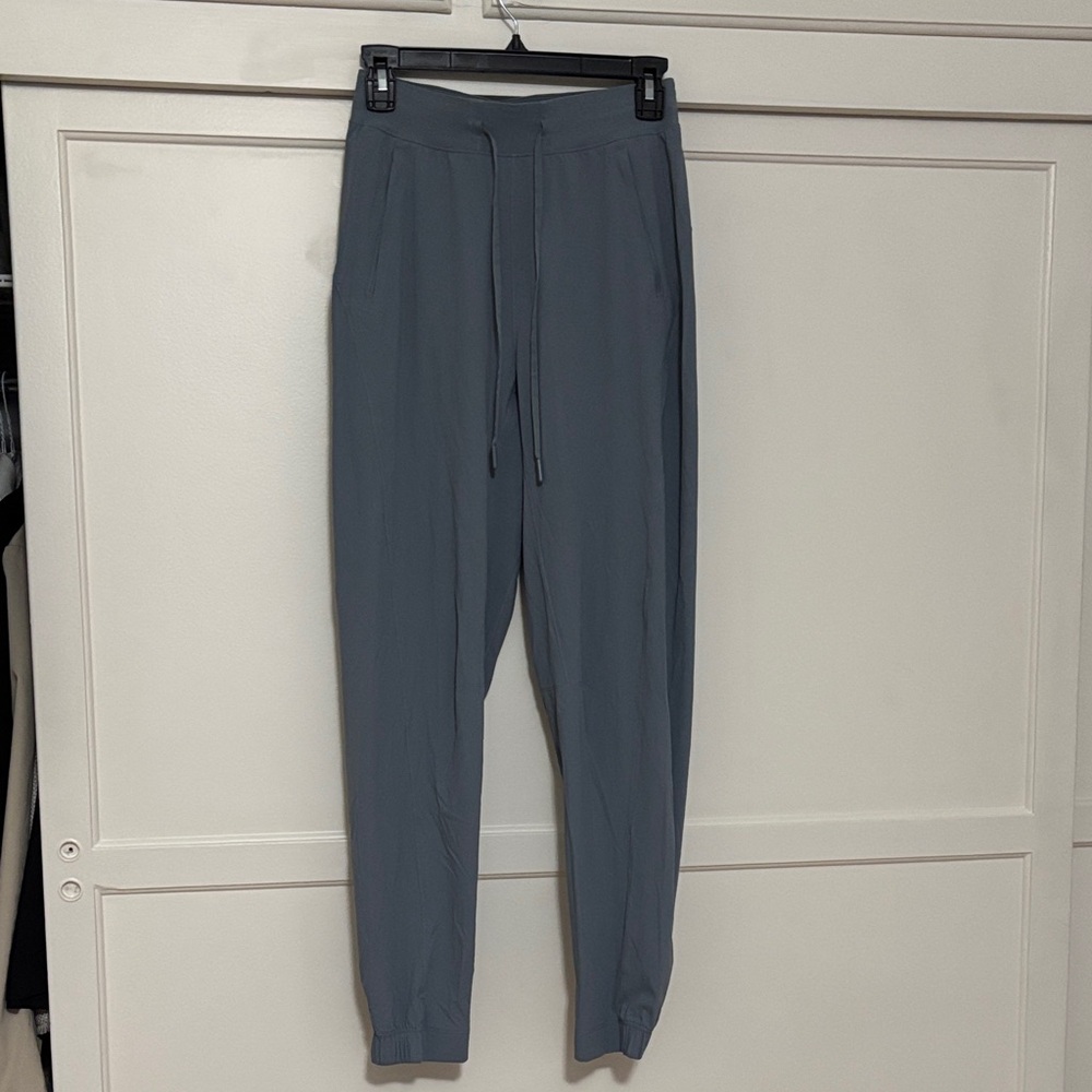 Lululemon license to train HR Gray Jogger Pants. Size 4